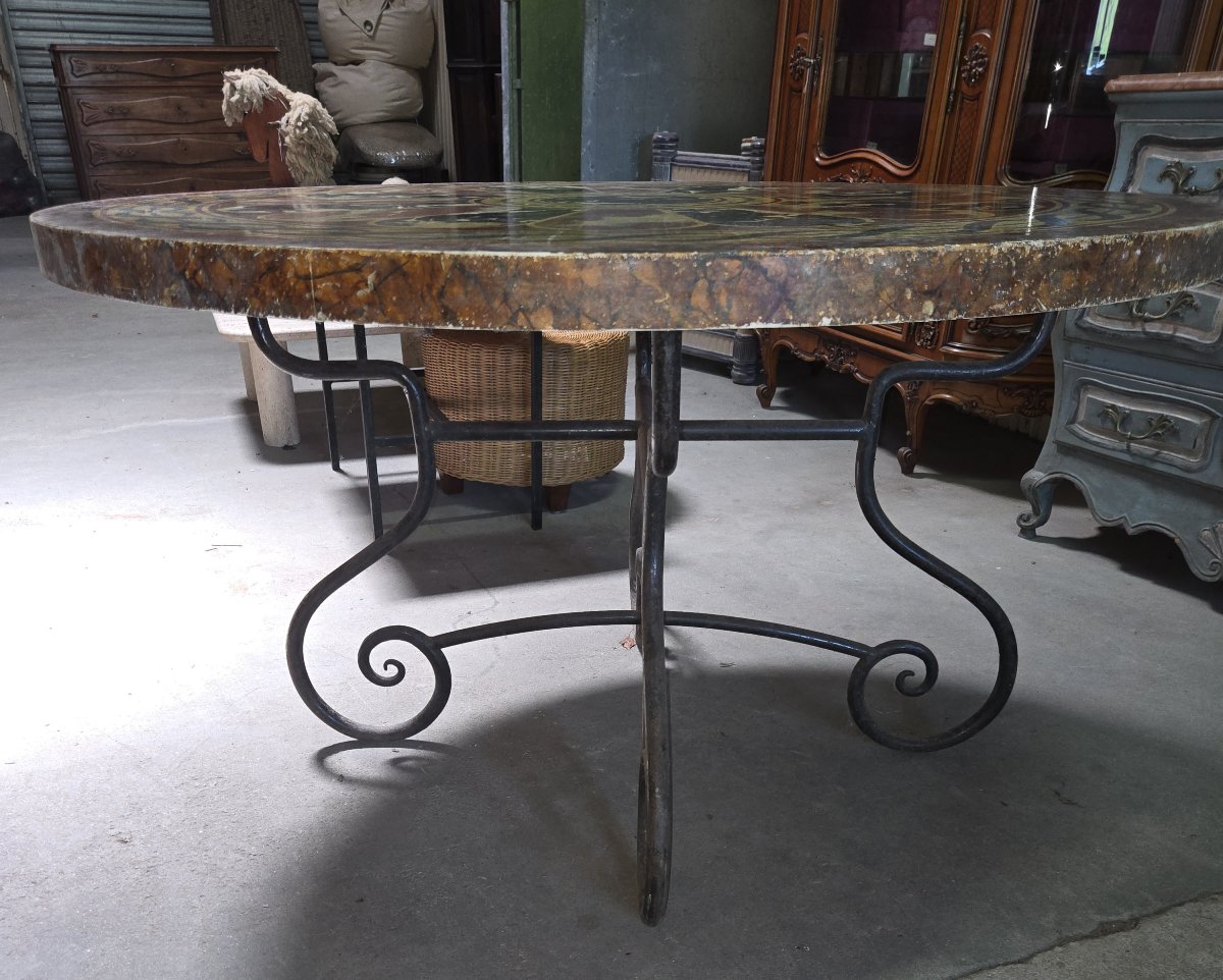 Grande table ronde à plateau en bois peint façon scagliola – Piètement en fer forgé  -photo-2