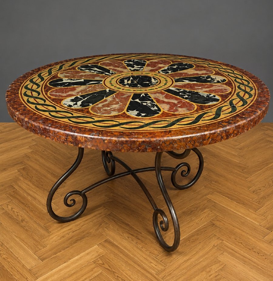 Grande table ronde à plateau en bois peint façon scagliola – Piètement en fer forgé  