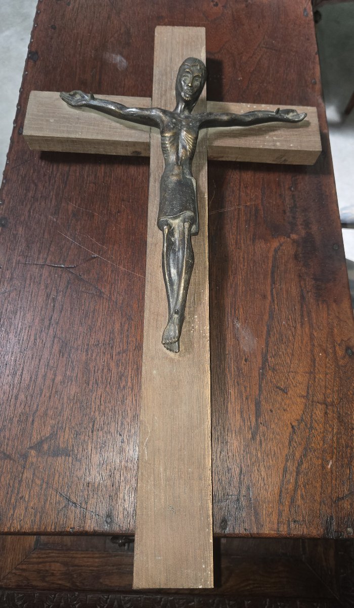 Christ crucifié moderniste en bronze signé P. Dudeffant – XXe siècle  