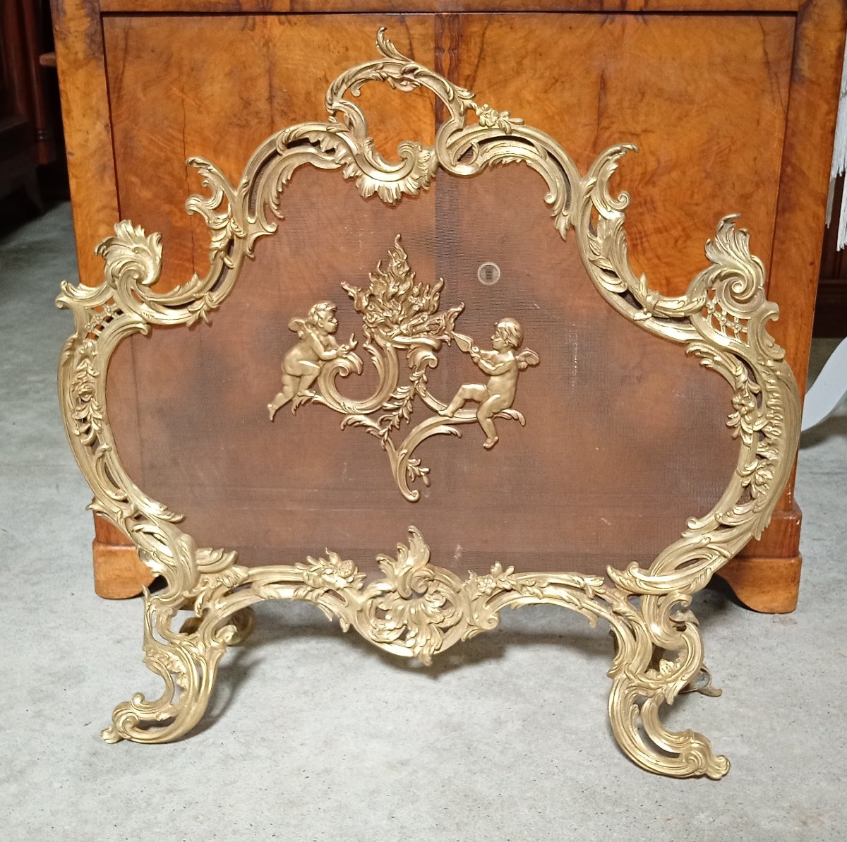 Large Gilded Bronze Fireplace Screen With Putti Motifs And Openwork Rocaille Decoration-photo-2