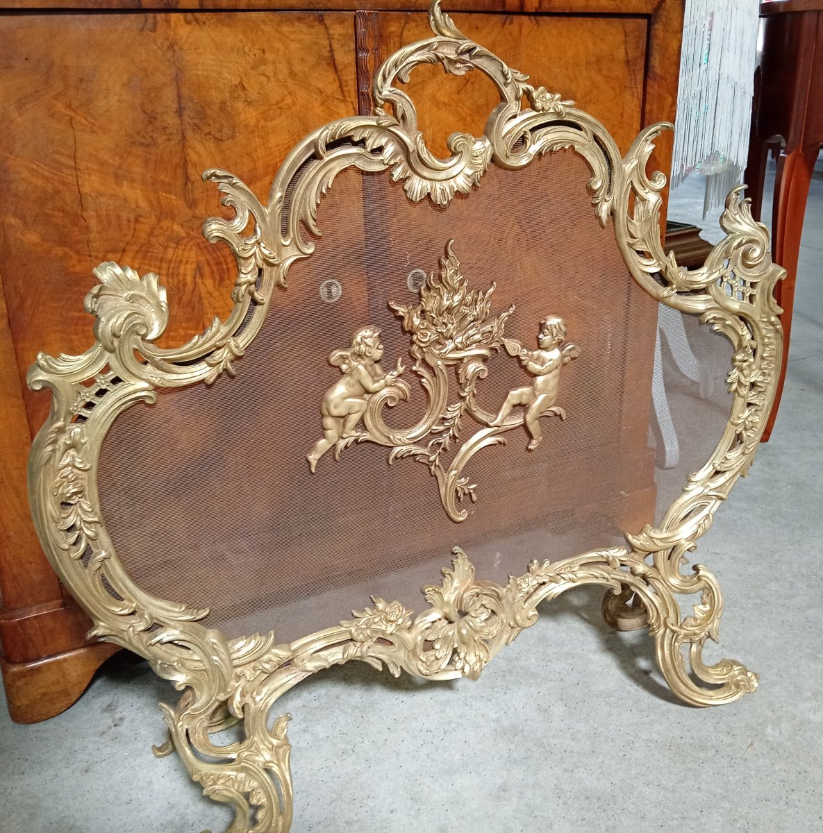 Large Gilded Bronze Fireplace Screen With Putti Motifs And Openwork Rocaille Decoration-photo-7