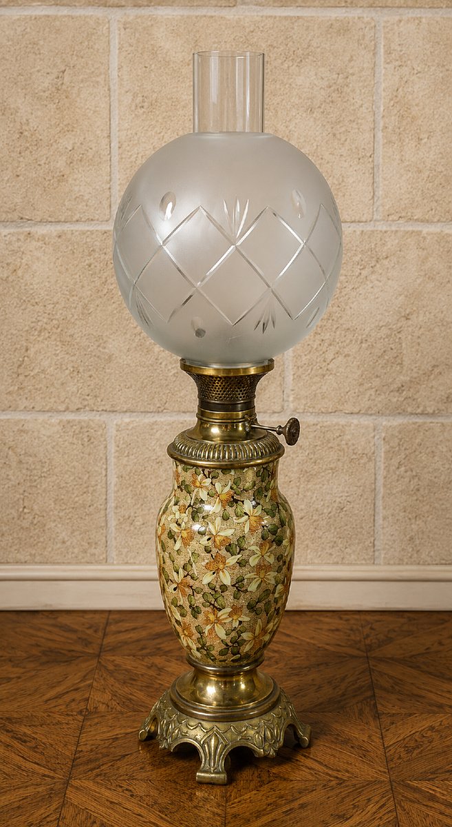Lampe à pétrole en faïence émaillée à décor floral en relief