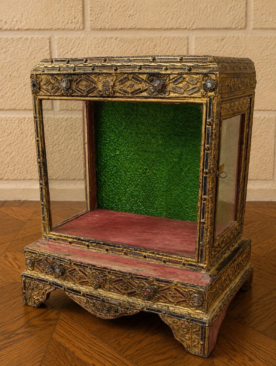 Asie XIXeme : Temple Birman en bois et métal doré