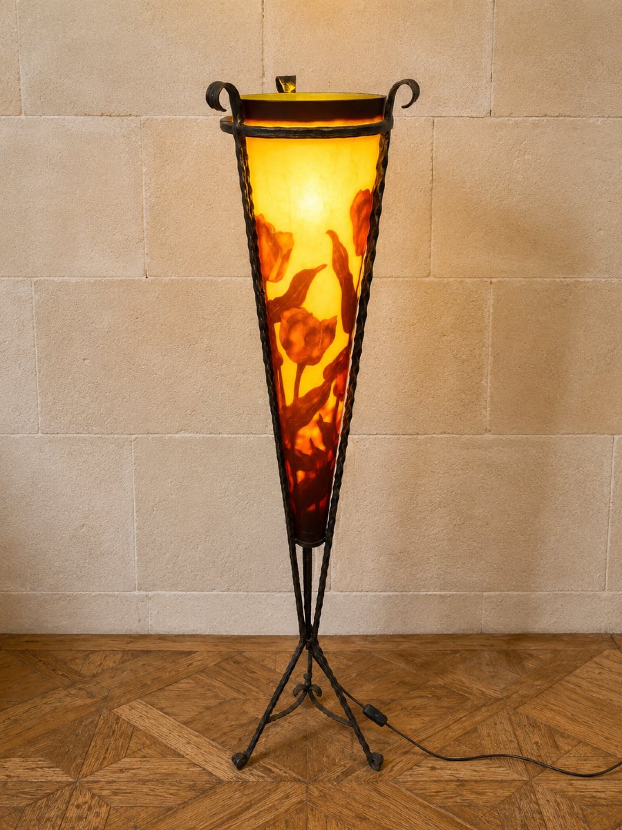  lampadaire Art Nouveau en fer forgé et pâte de verre