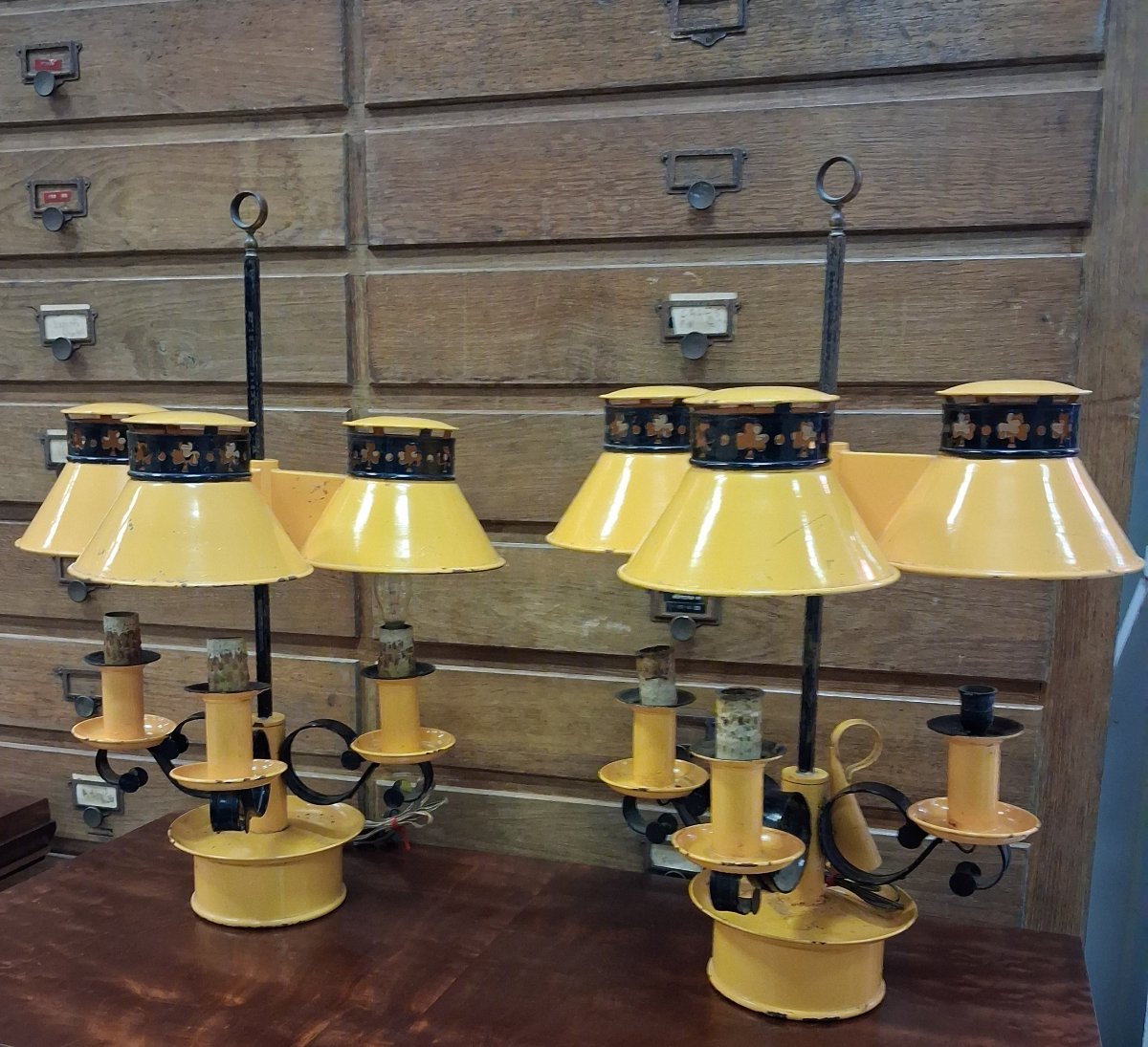 Paire de lampes bouillottes style Empire à trois lumières en tôle laquée avec accessoire-photo-2