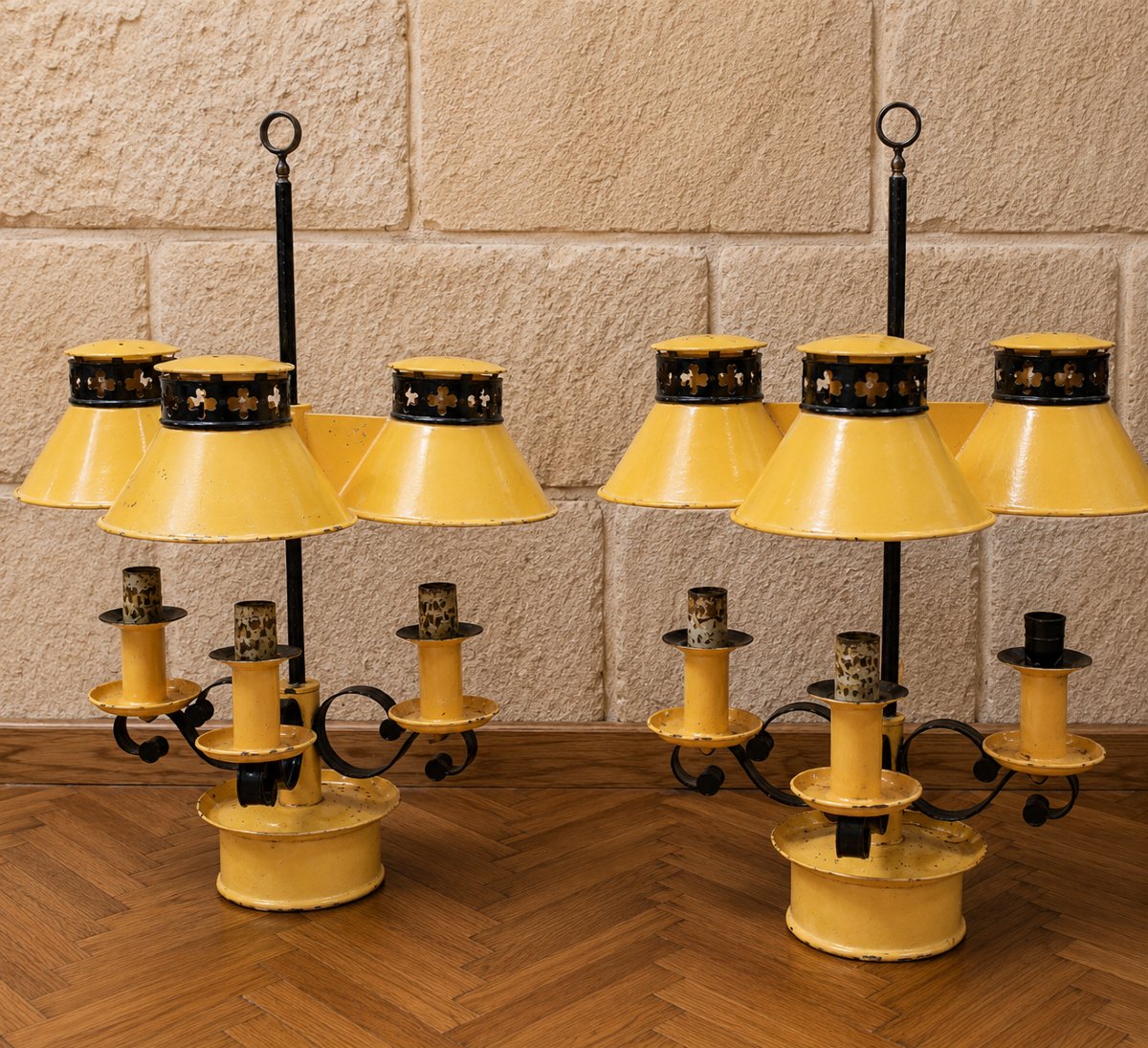 Paire de lampes bouillottes style Empire à trois lumières en tôle laquée avec accessoire