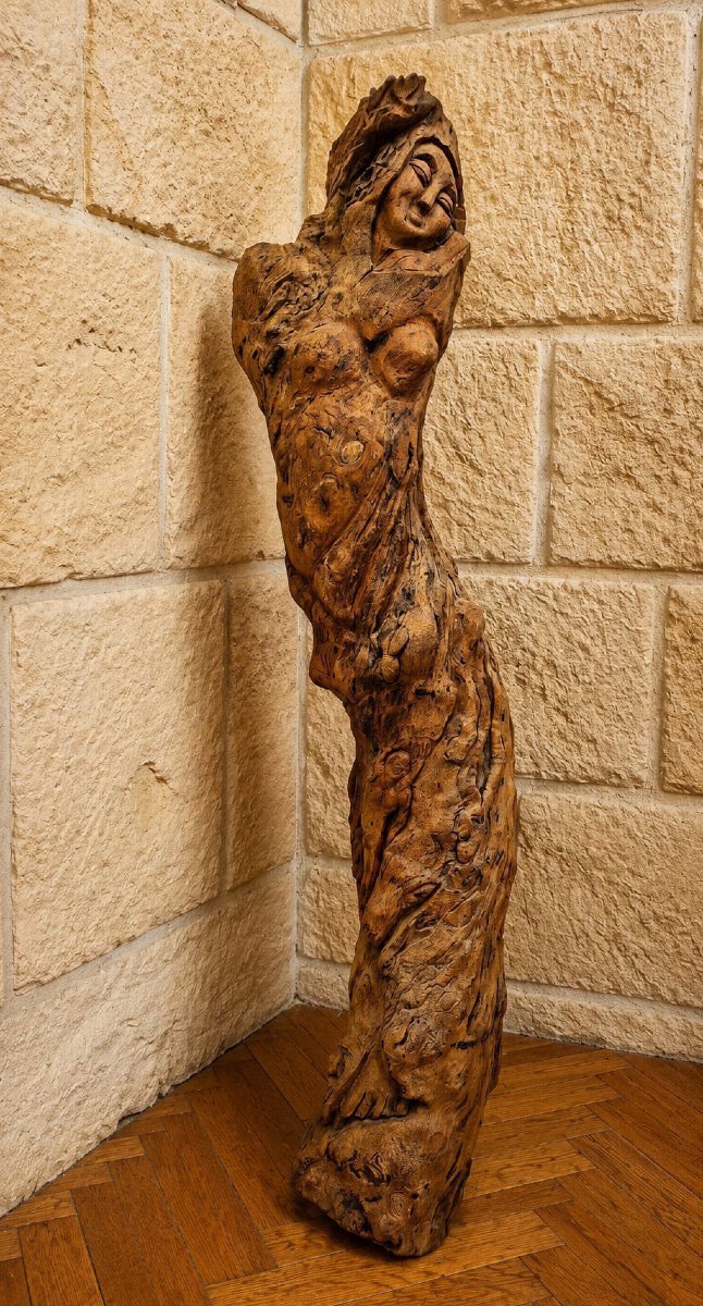 Feminine Sculpture Carved From A Tree Stump – Artist’s Work, 20th Century 