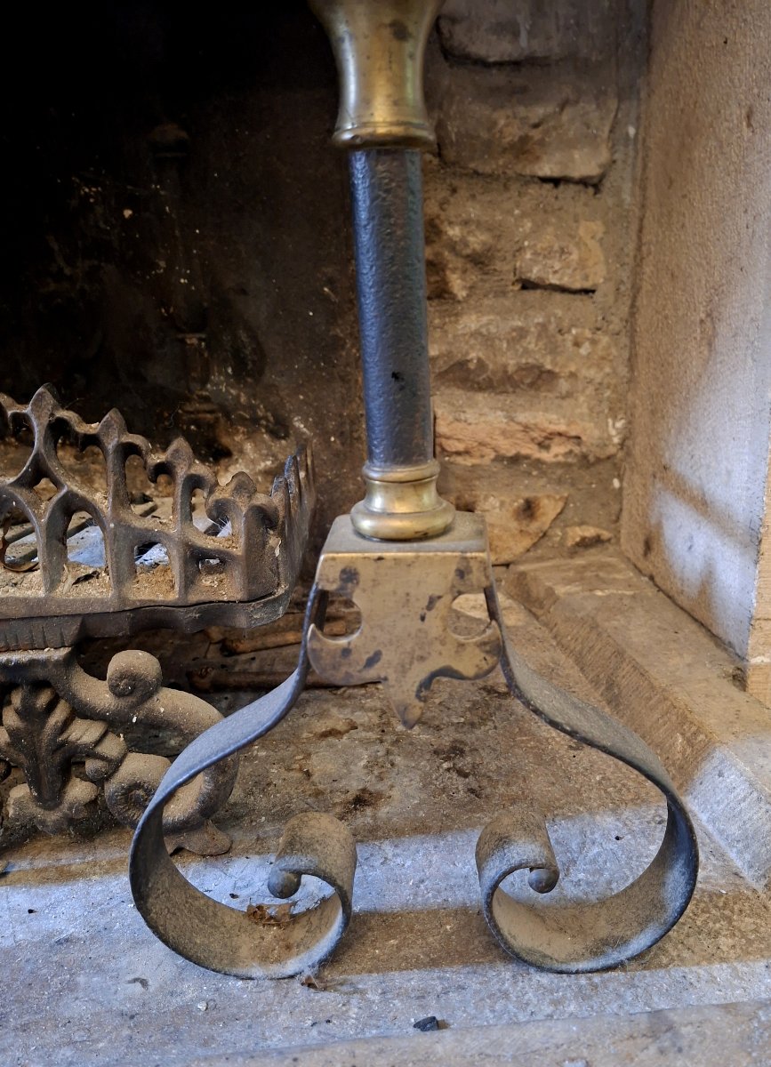 Paire De Chenets En Fer Forgé Et Laiton Avec Porte-Bûches De Cheminée, XIXe Siècle-photo-1