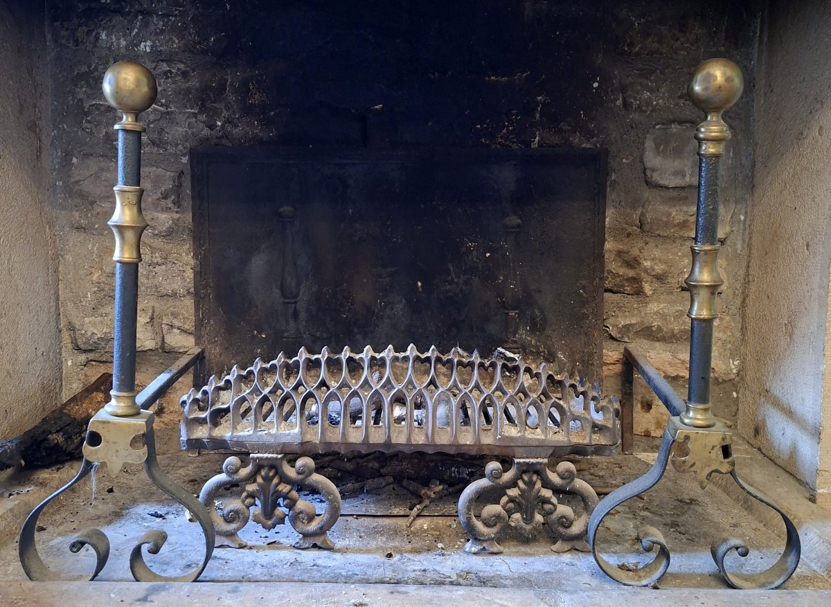 Paire De Chenets En Fer Forgé Et Laiton Avec Porte-Bûches De Cheminée, XIXe Siècle