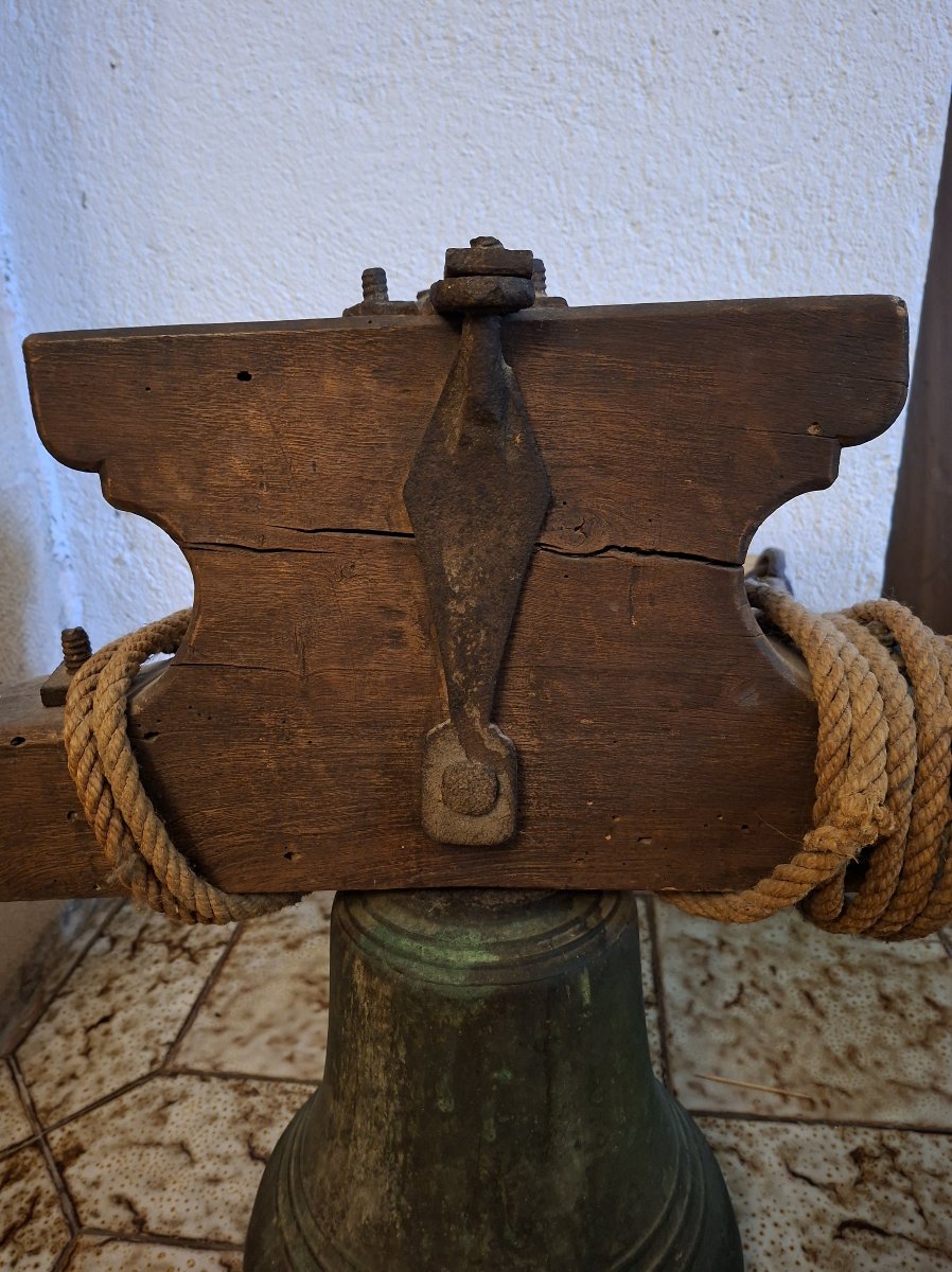 Cloche Ancienne En Bronze Sur Joug De Bois Et Ferrures Forgées -photo-3