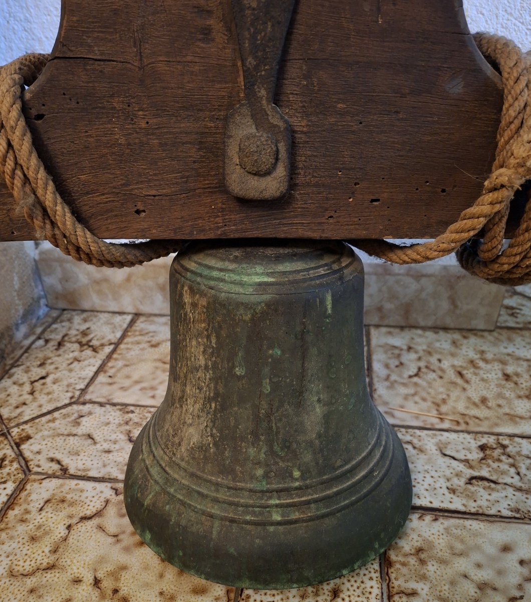 Cloche Ancienne En Bronze Sur Joug De Bois Et Ferrures Forgées -photo-4