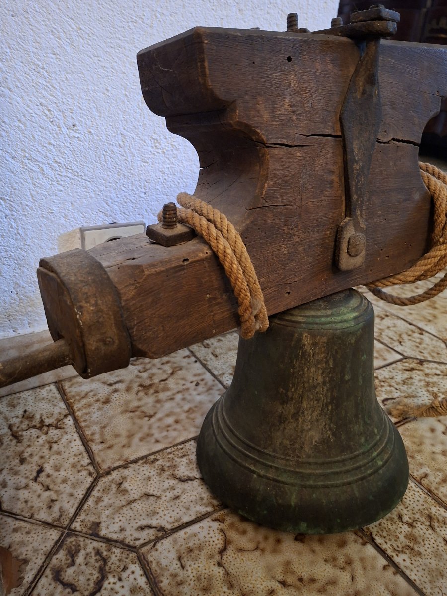 Cloche Ancienne En Bronze Sur Joug De Bois Et Ferrures Forgées -photo-3
