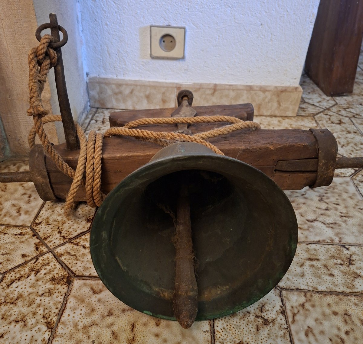 Cloche Ancienne En Bronze Sur Joug De Bois Et Ferrures Forgées -photo-4