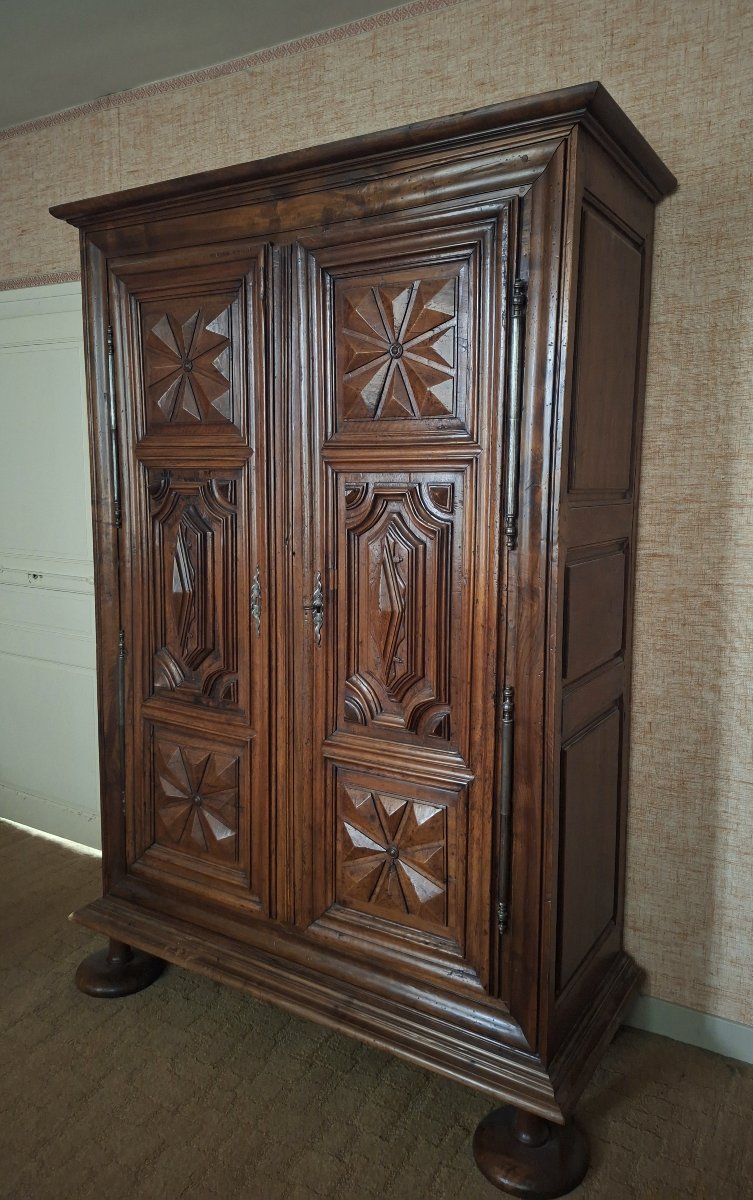 Louis XIII Cabinet In Molded And Carved Walnut – 17th Century -photo-3