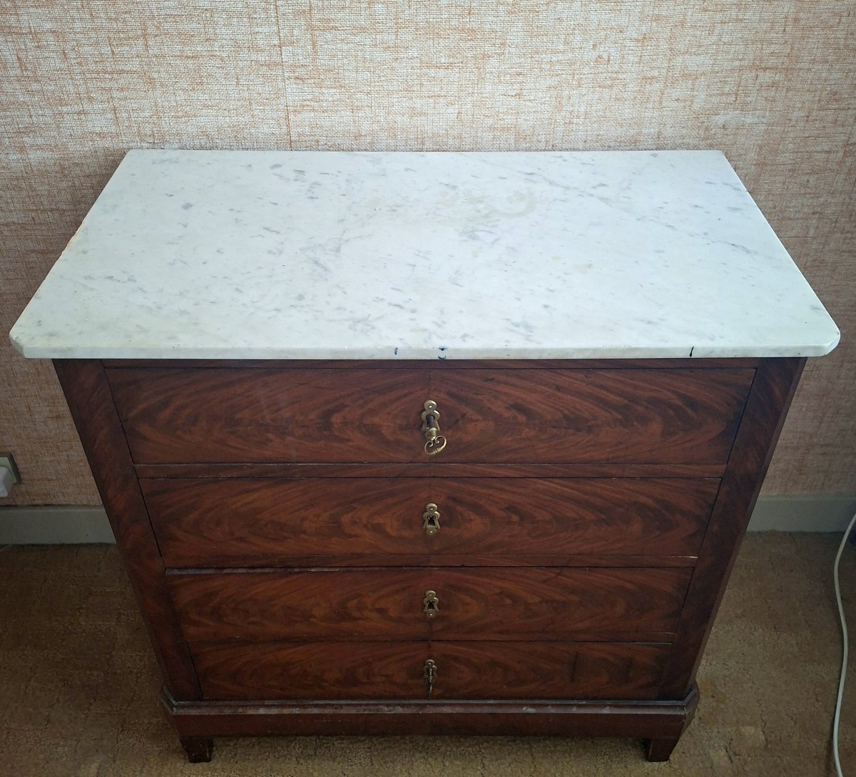 Commode époque Louis-Philippe en acajou flammé, dessus marbre blanc -photo-3