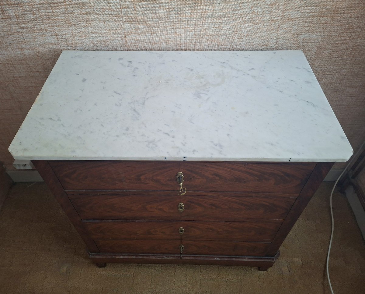 Commode époque Louis-Philippe en acajou flammé, dessus marbre blanc -photo-4