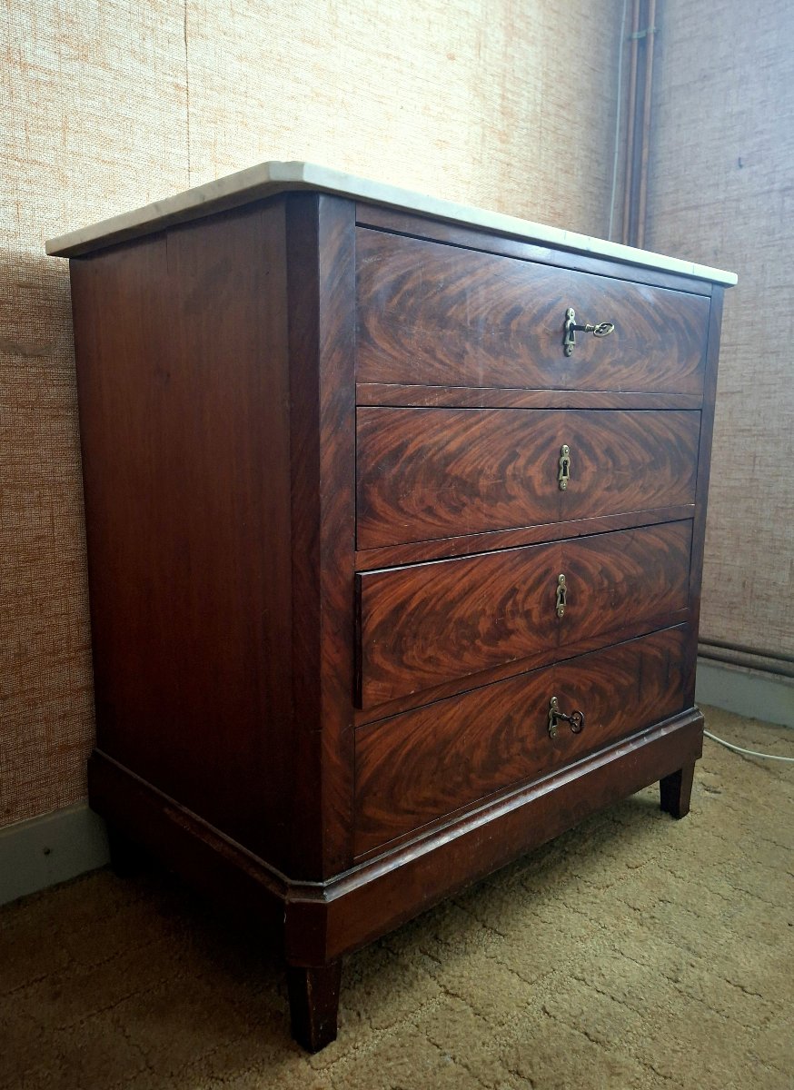 Commode époque Louis-Philippe en acajou flammé, dessus marbre blanc -photo-1