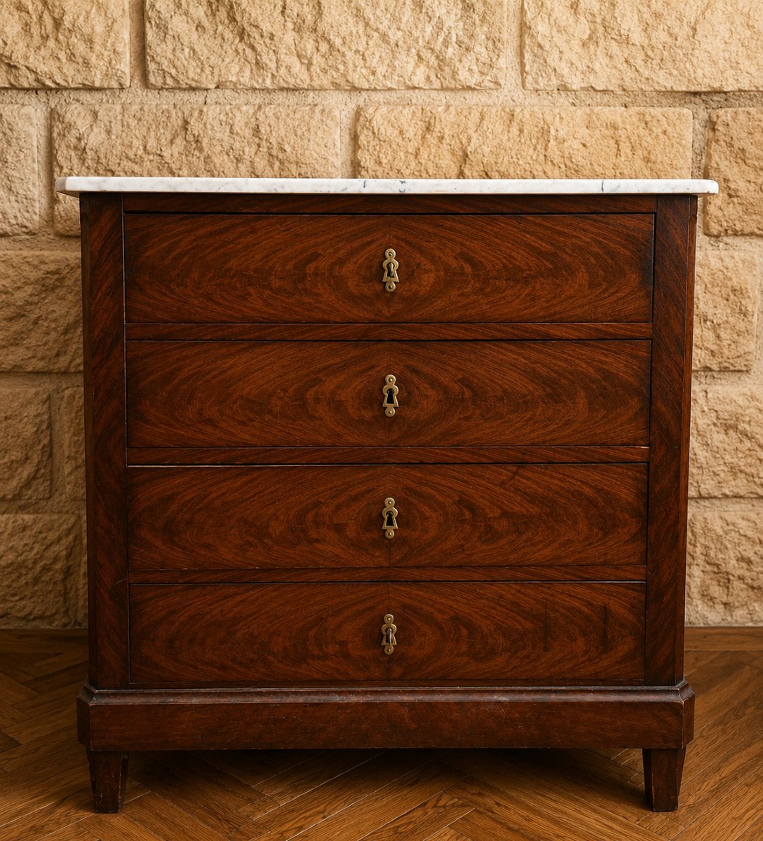 Commode époque Louis-Philippe en acajou flammé, dessus marbre blanc 