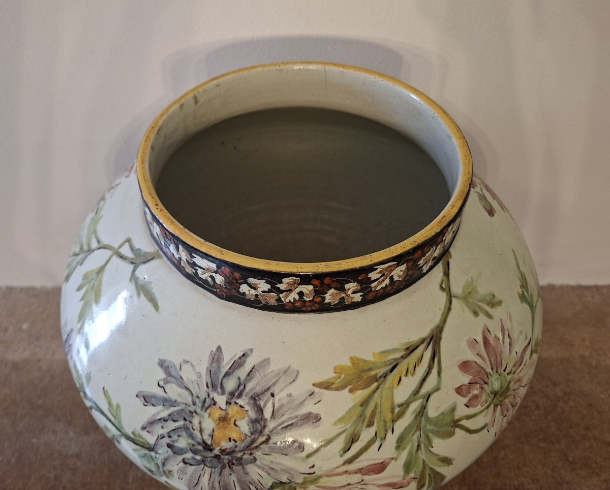 Grand cache-pot en faïence polychrome à décor floral reposant sur trois panthères – XXe siècle -photo-2