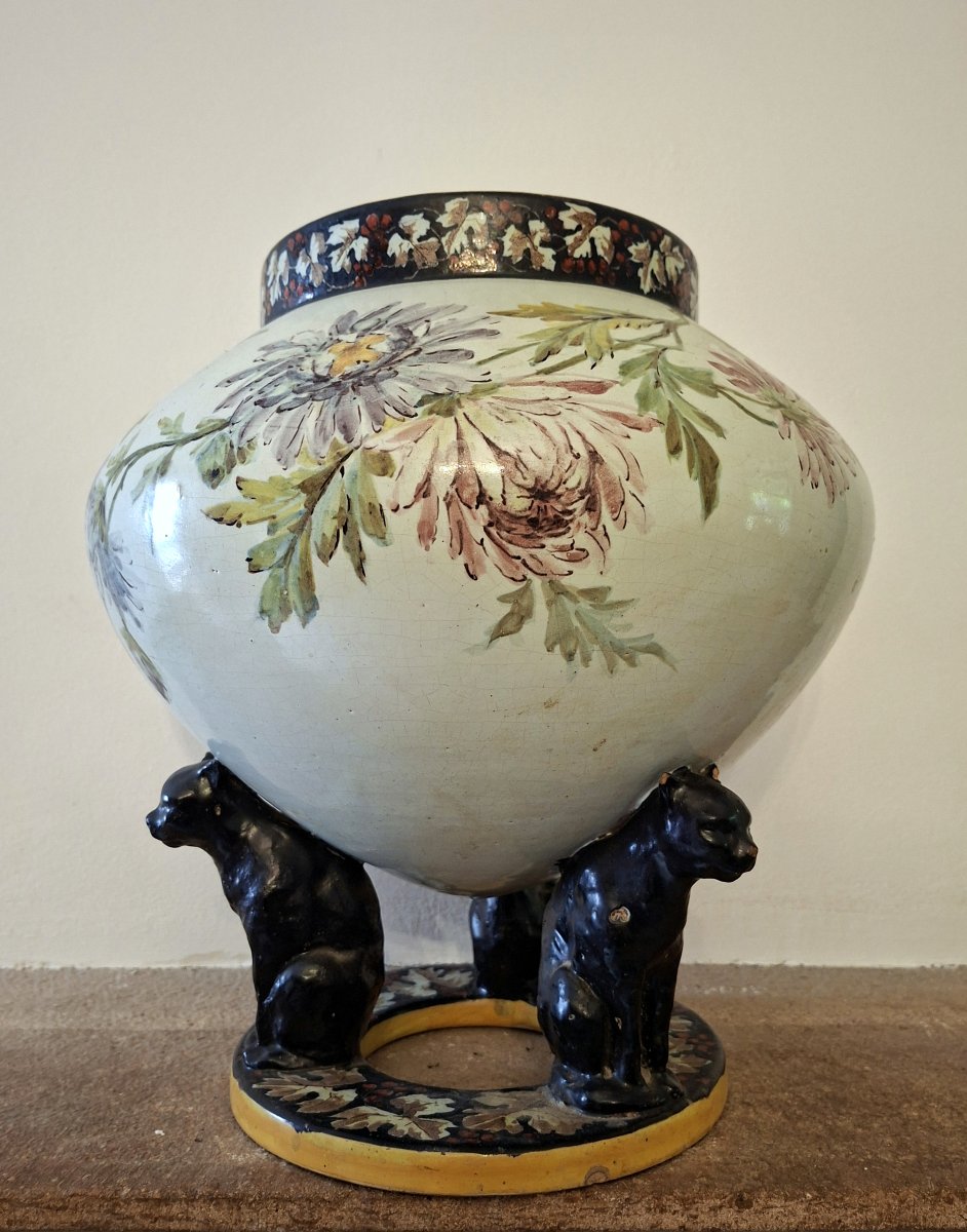 Grand cache-pot en faïence polychrome à décor floral reposant sur trois panthères – XXe siècle 