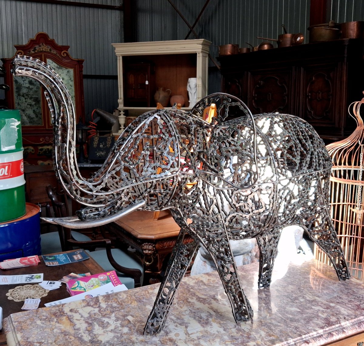 Éléphant en chaînes de vélo soudées – Sculpture contemporaine en métal recyclé-photo-1
