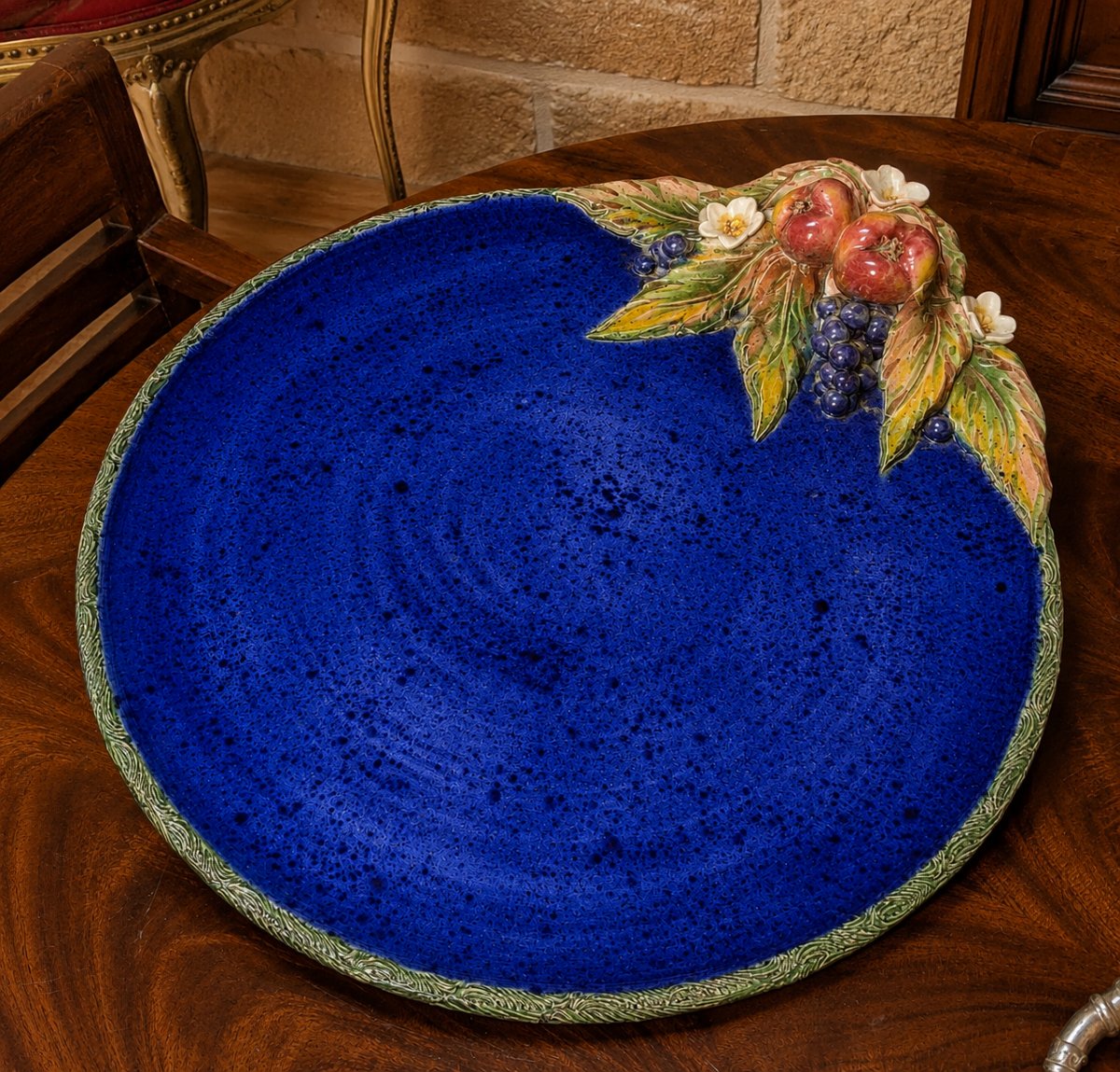 Grand plat décoratif en céramique émaillée signé Laurence Saint-Amour 
