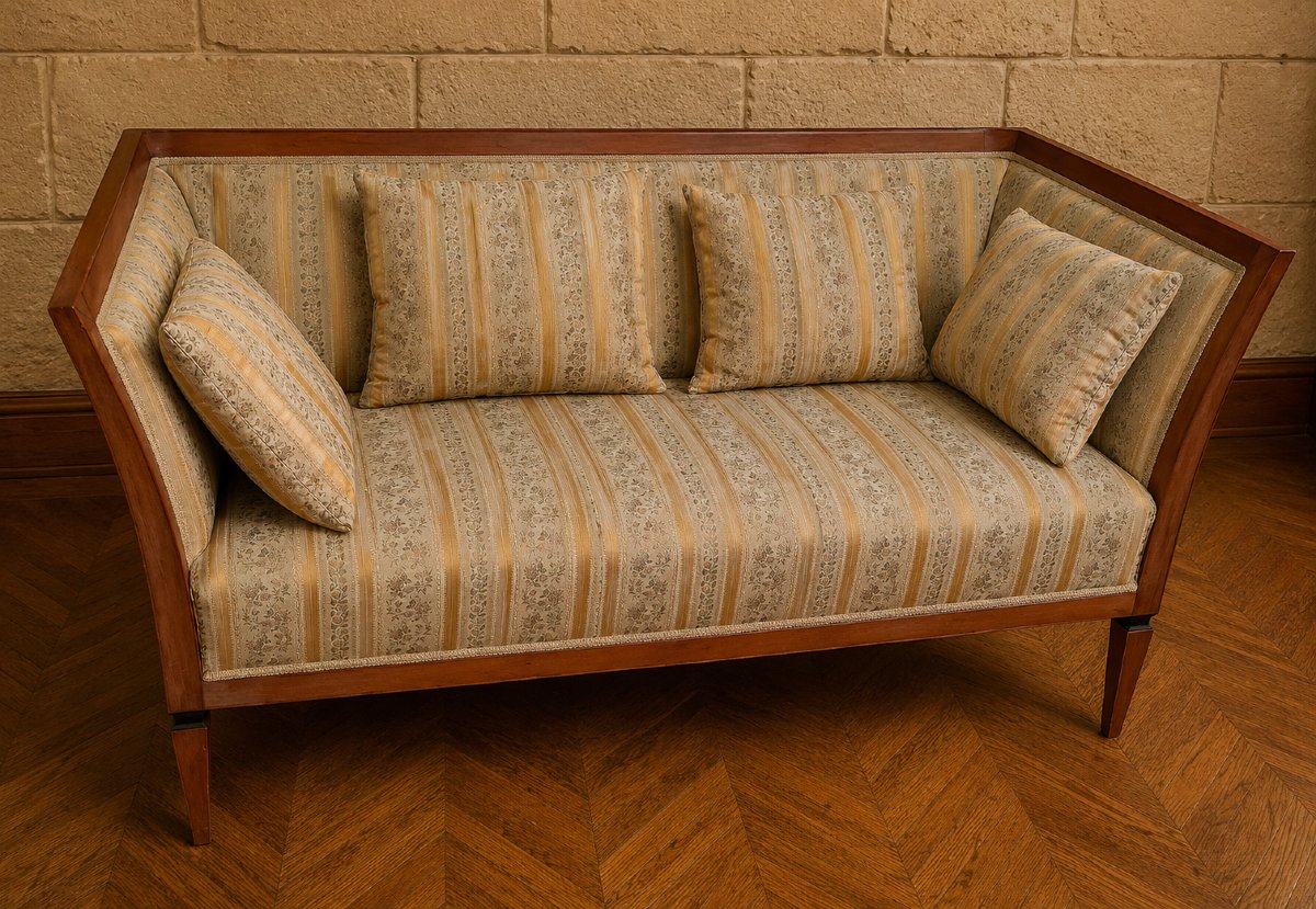 Canapé trois places époque Biedermeier en bois clair
