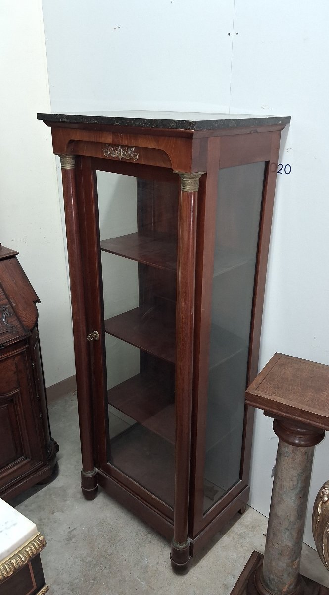 Vitrine style Empire en acajou et bronze doré, dessus marbre noir -photo-1