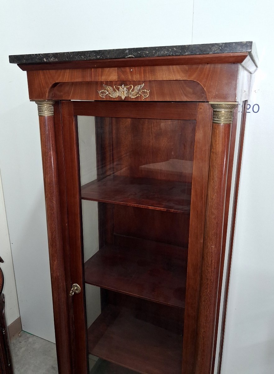 Vitrine style Empire en acajou et bronze doré, dessus marbre noir -photo-2