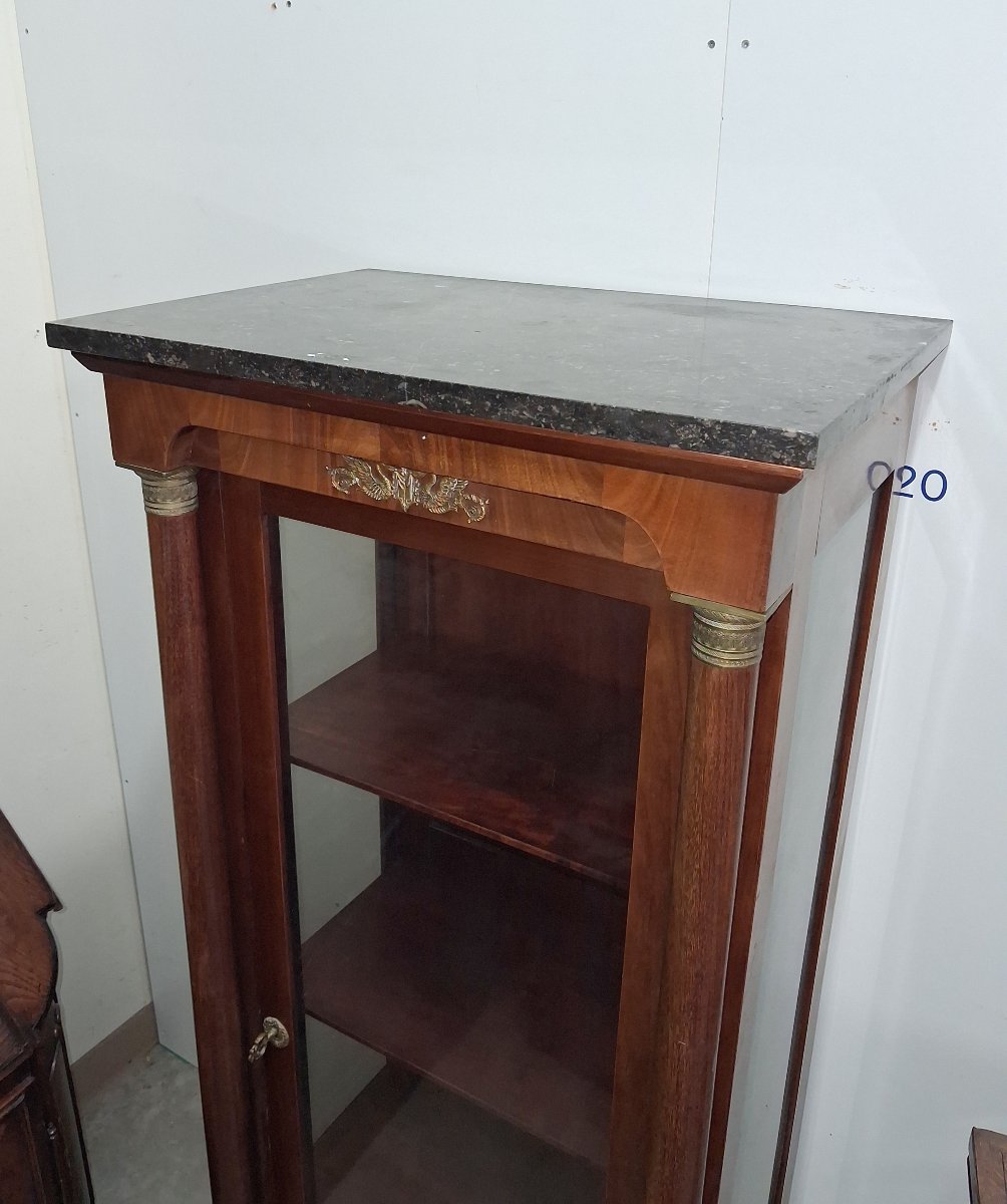 Vitrine style Empire en acajou et bronze doré, dessus marbre noir -photo-3