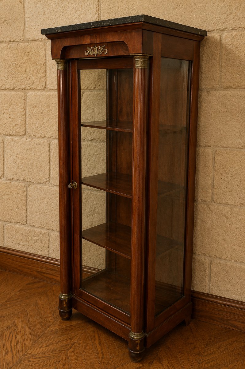 Vitrine style Empire en acajou et bronze doré, dessus marbre noir 
