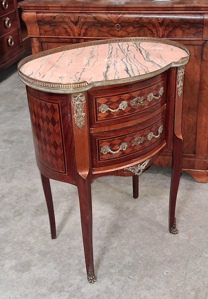 Commode sauteuse de forme rognon en marqueterie, marbre rose et bronzes – Style Louis XV-photo-1