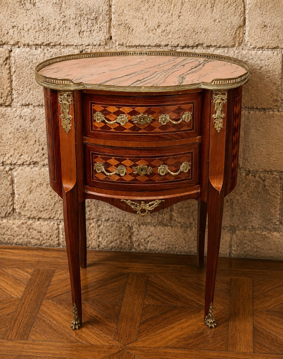 Commode sauteuse de forme rognon en marqueterie, marbre rose et bronzes – Style Louis XV
