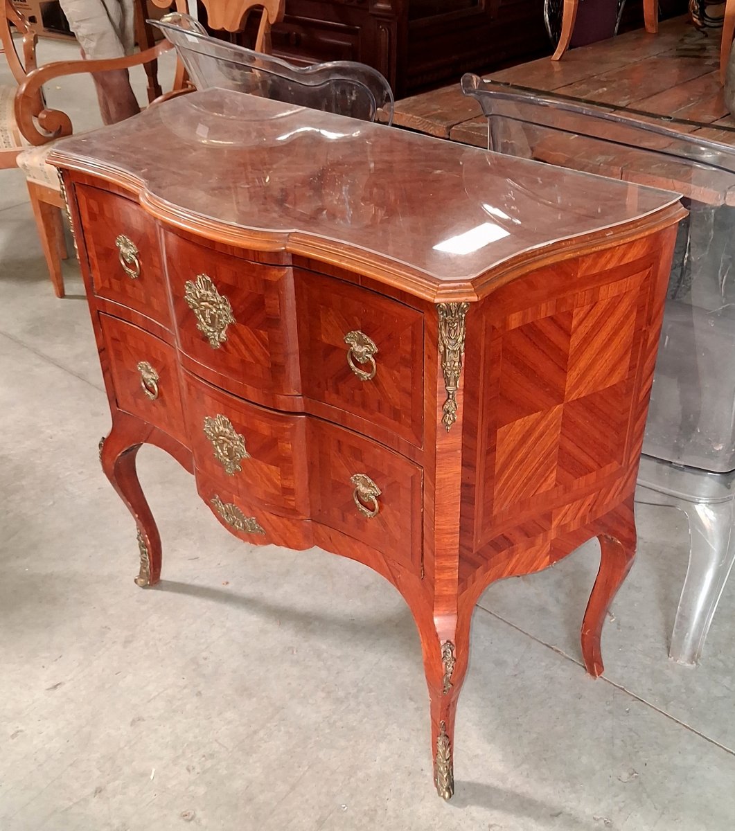 Commode sauteuse galbée de style Louis XV en marqueterie et bronzes dorés  -photo-3