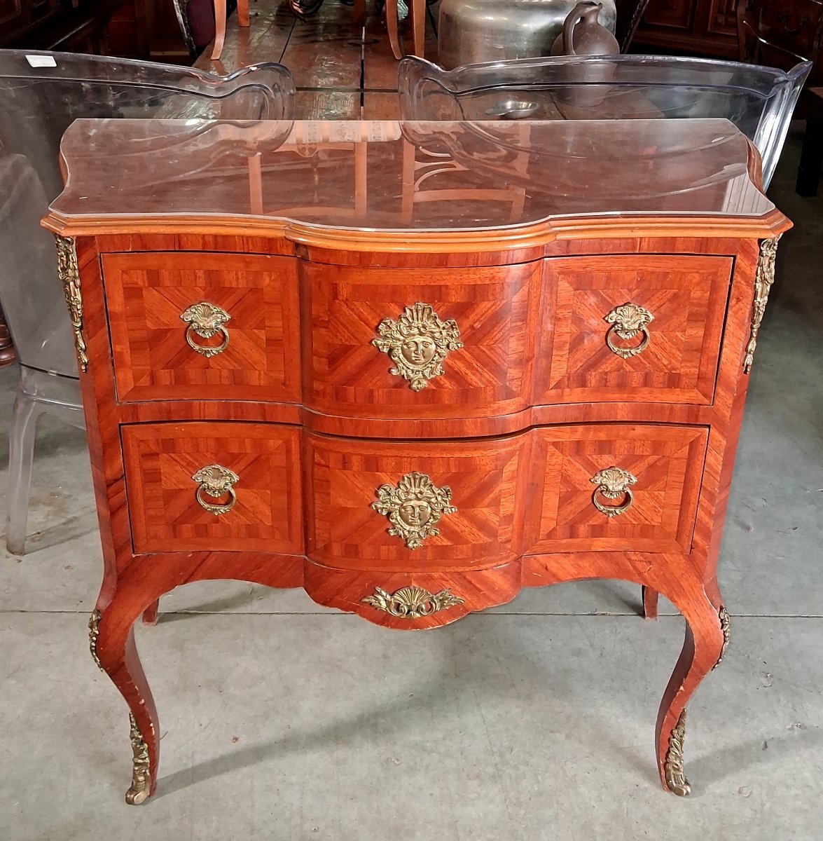 Commode sauteuse galbée de style Louis XV en marqueterie et bronzes dorés  -photo-2
