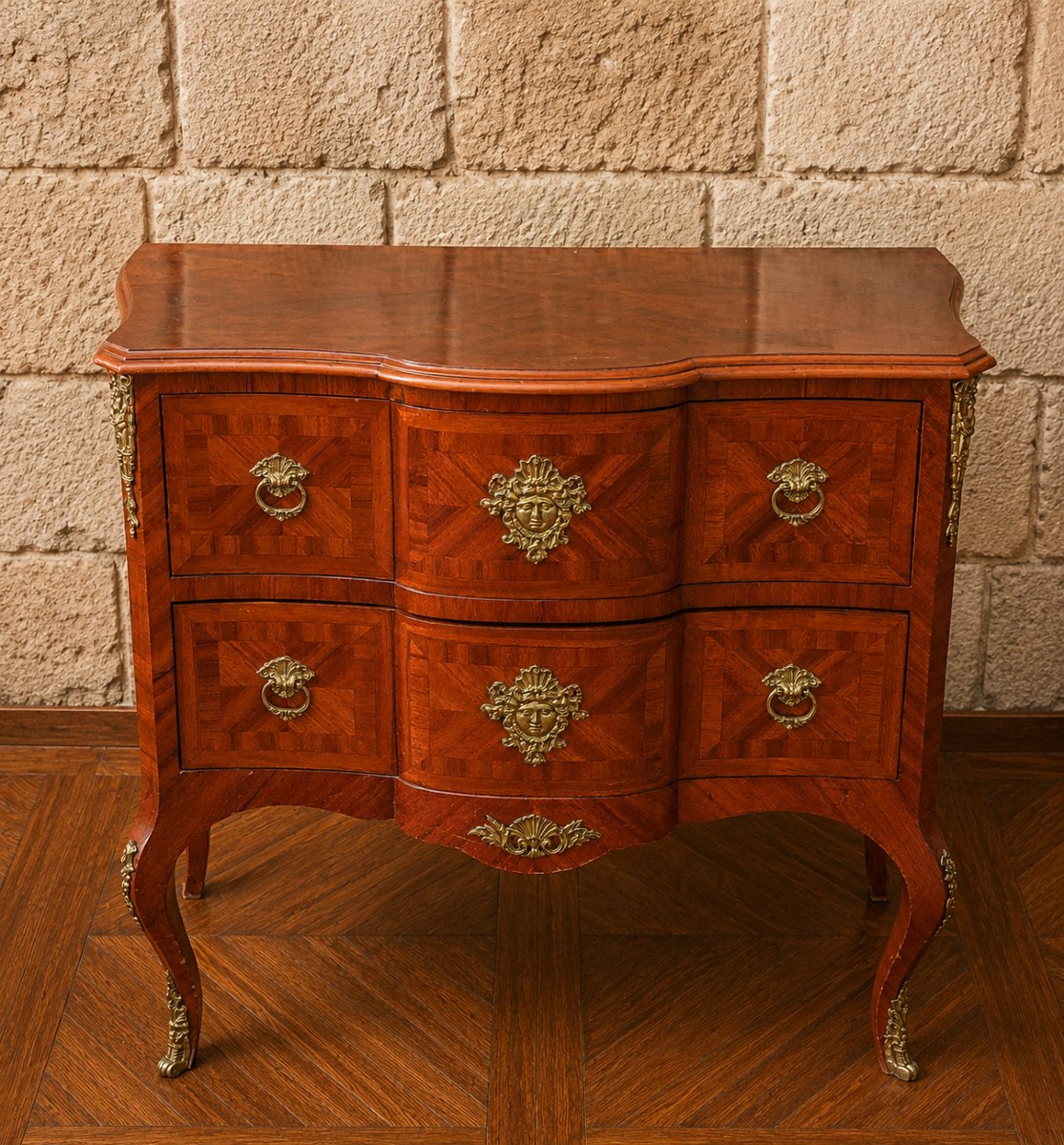 Commode sauteuse galbée de style Louis XV en marqueterie et bronzes dorés  