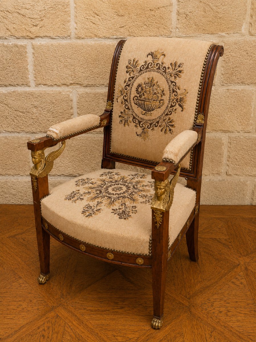 Fauteuil époque Empire en acajou à têtes d'égyptiennes