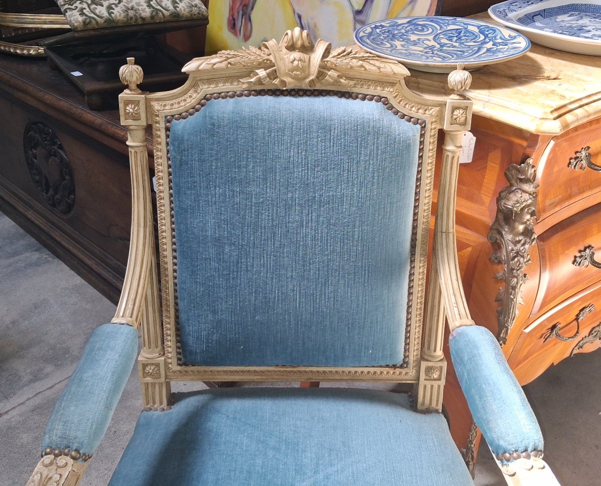 Fauteuil de style Louis XVI en Bois Laqué, Garniture de Velours Bleu    -photo-3