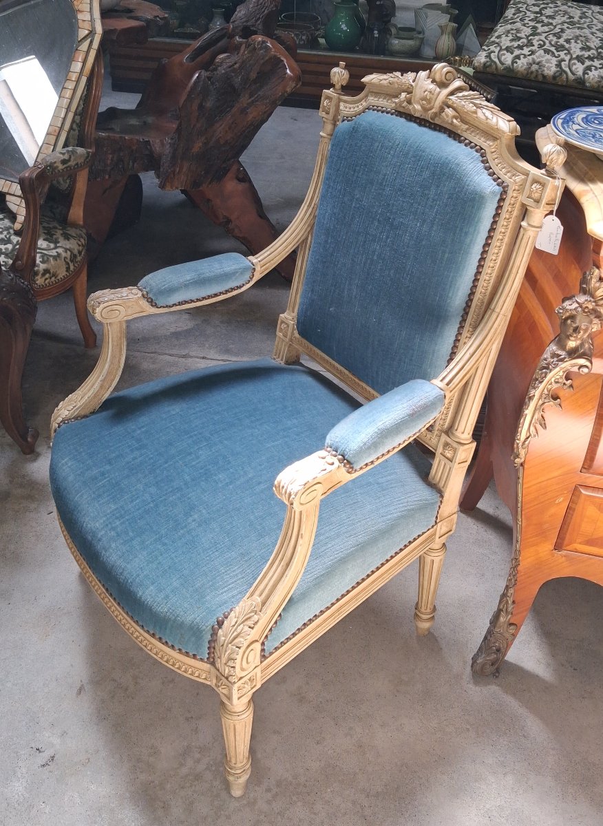 Fauteuil de style Louis XVI en Bois Laqué, Garniture de Velours Bleu    -photo-4