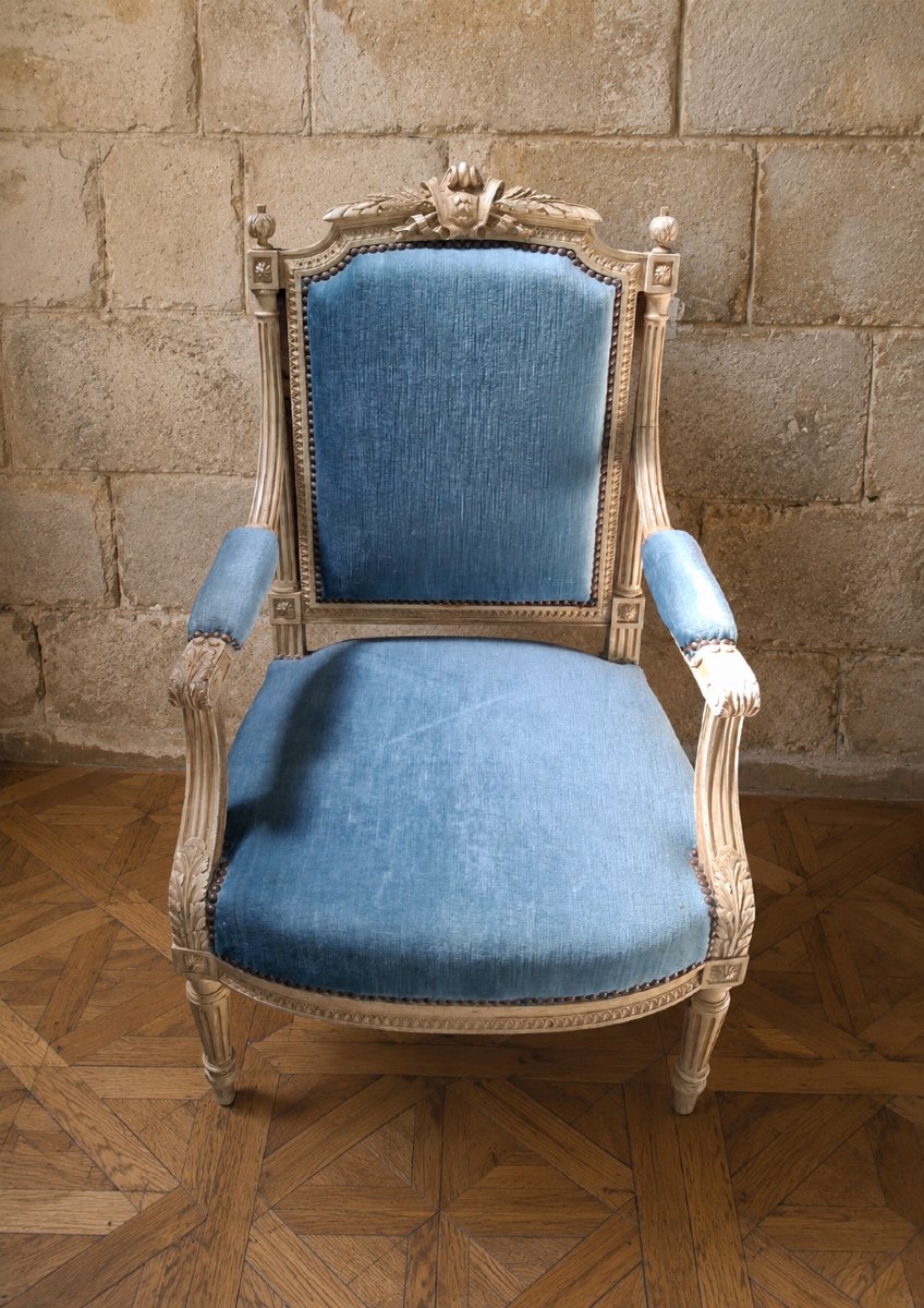 Fauteuil de style Louis XVI en Bois Laqué, Garniture de Velours Bleu    