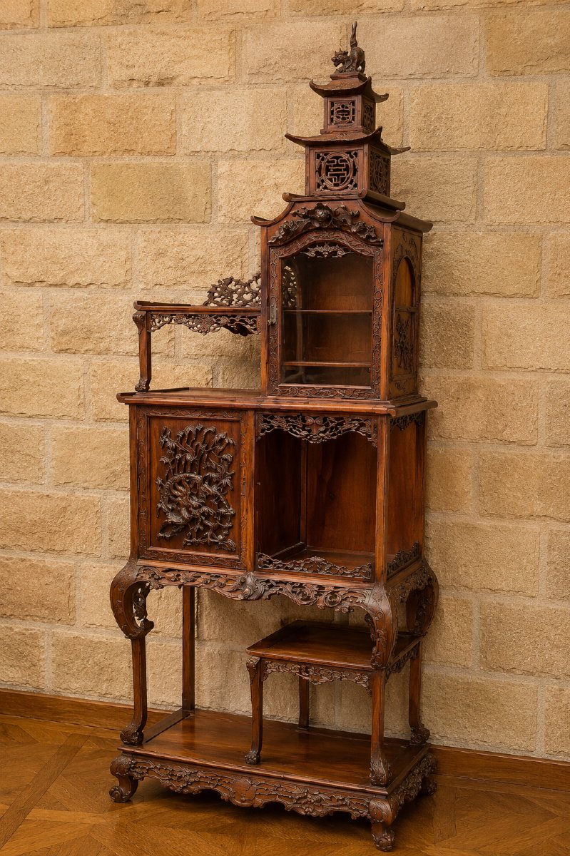 Important Meuble de Présentation Japonisant en Bois Sculpté  