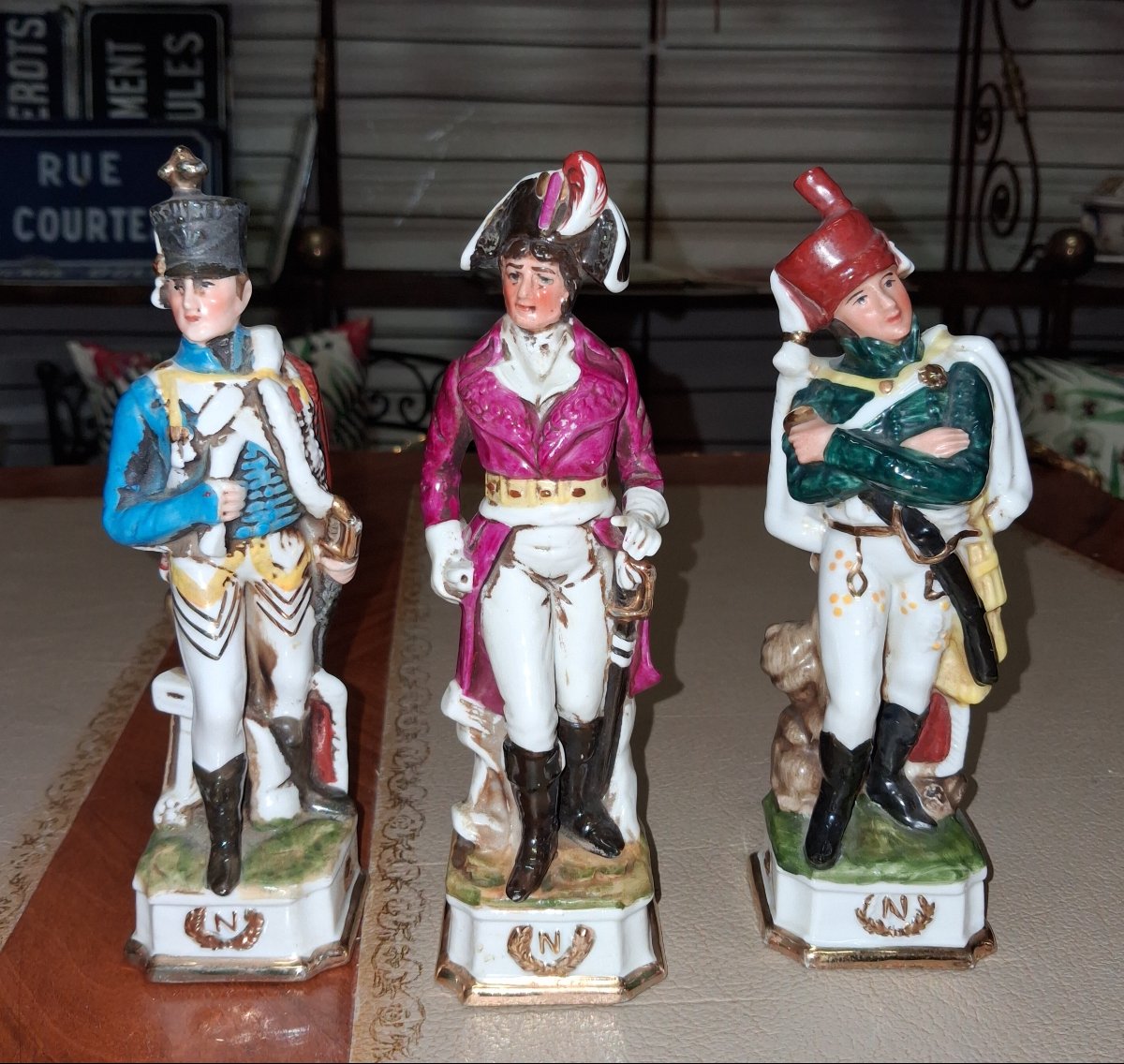 Allemagne : Suite de trois sujets napoléoniens en porcelaine polychrome  -photo-2