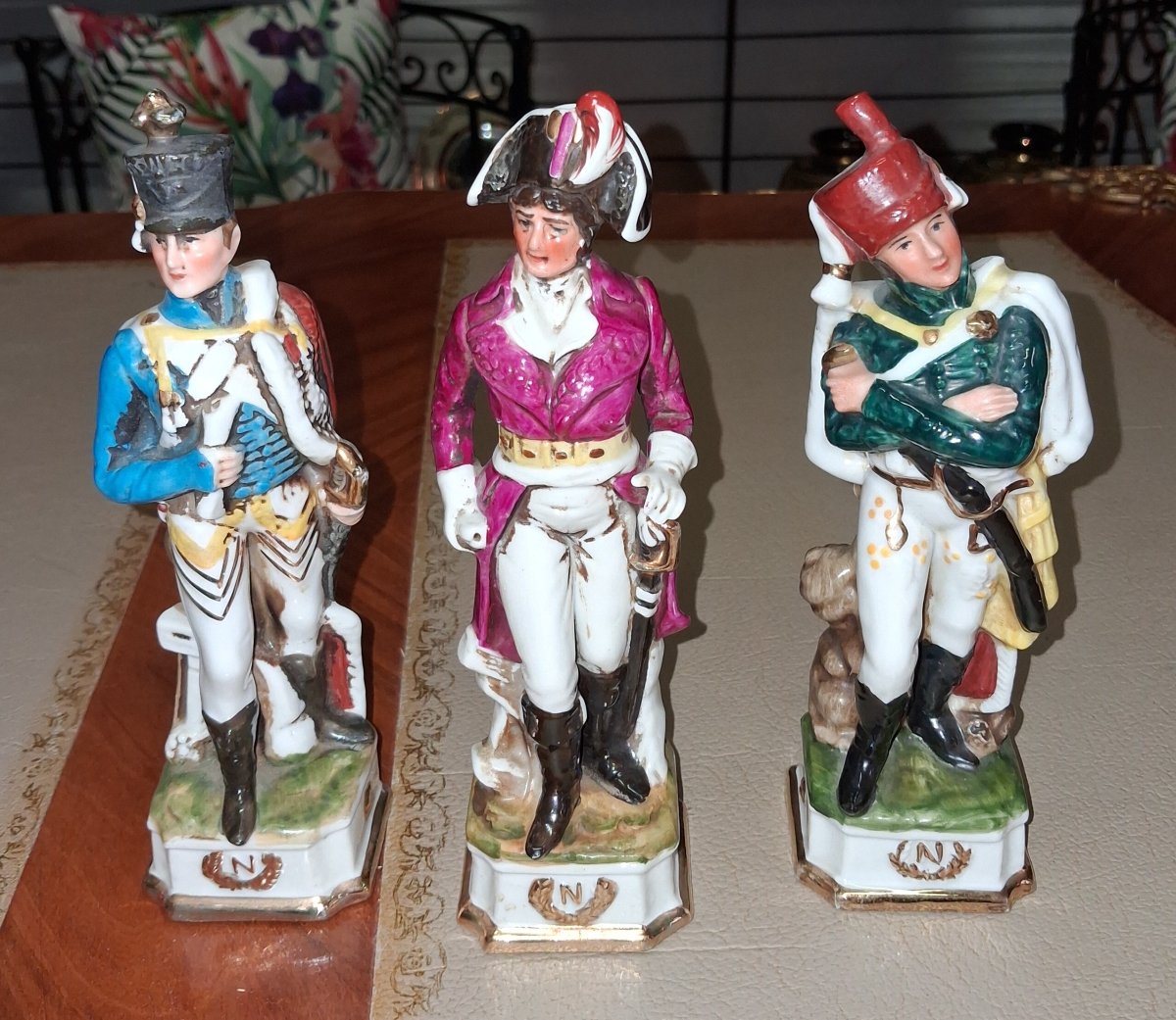 Allemagne : Suite de trois sujets napoléoniens en porcelaine polychrome  -photo-3
