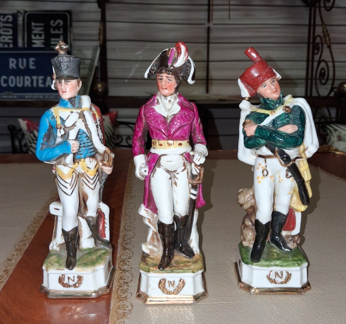 Allemagne : Suite de trois sujets napoléoniens en porcelaine polychrome  -photo-4