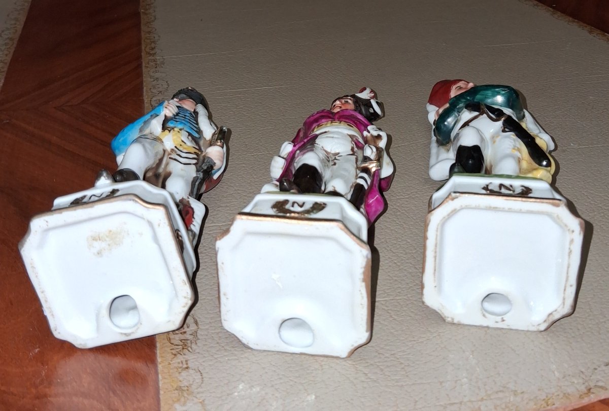 Allemagne : Suite de trois sujets napoléoniens en porcelaine polychrome  -photo-5
