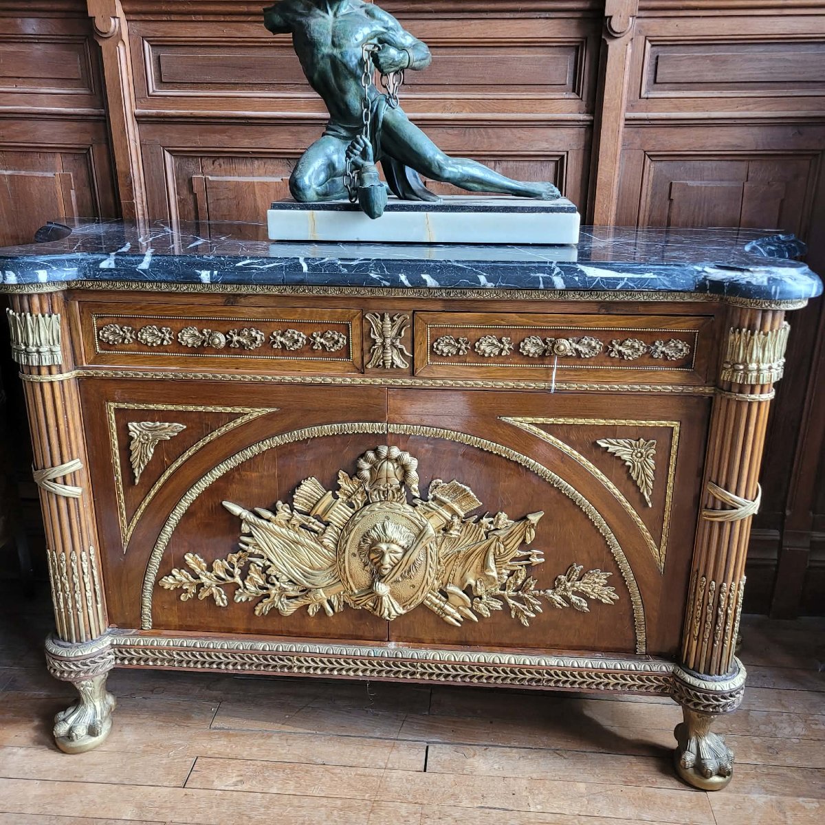 Importante commode d'apparat de style Louis XV en acajou, bronzes dorés -photo-2