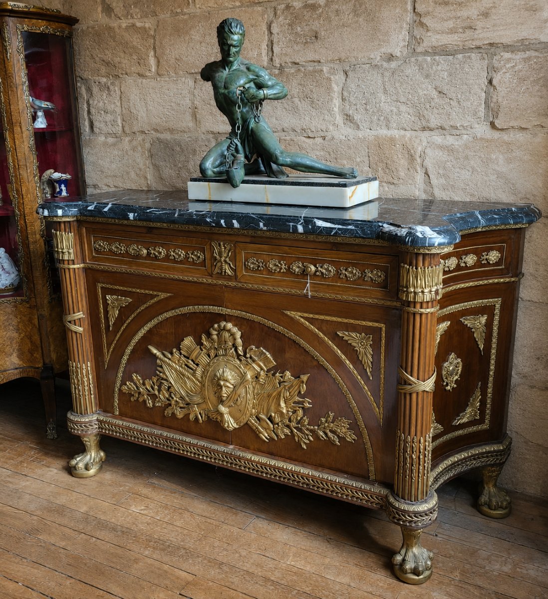 Importante commode d'apparat de style Louis XV en acajou, bronzes dorés -photo-1
