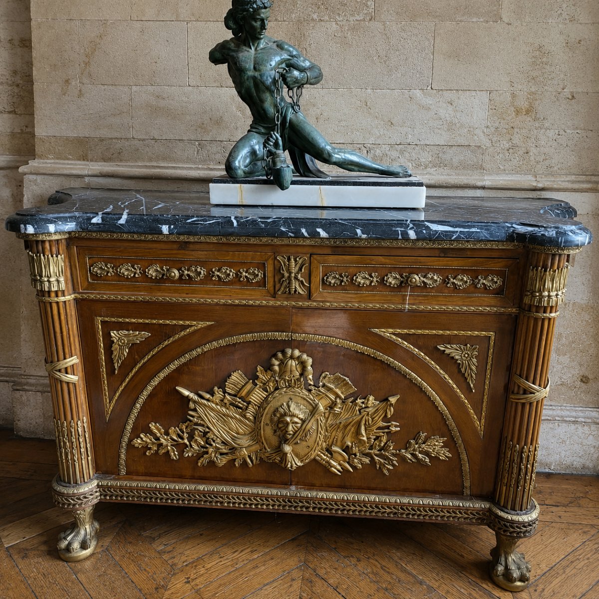 Importante commode d'apparat de style Louis XV en acajou, bronzes dorés 