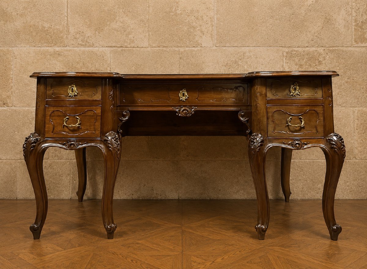 Grand bureau plat en noyer – Style Louis XV 