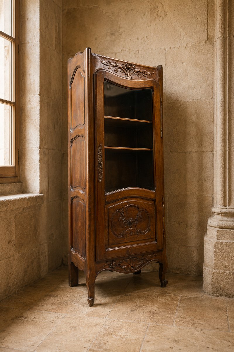Vitrine en noyer sculpté – style Louis XV, début XXᵉ siècle 